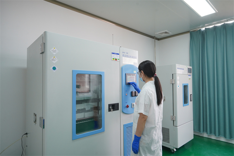 Comprehensive strong light stability test chamber for drugs
